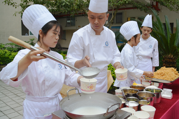 技能让生活更美好 烹饪技艺展示、创意水果拼盘、插花茶艺亮相重庆城市职业学院职业教