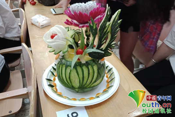 700名大学raybet官方版生制作创意水果拼盘 不输星级酒店餐饮雕花师